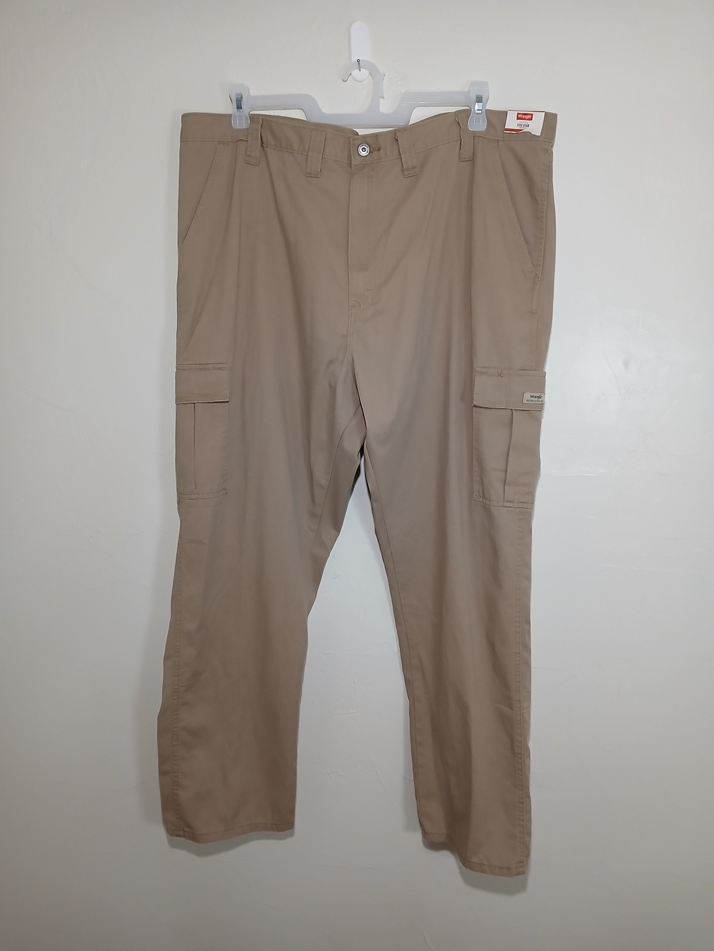 Wrangler Men's 44×32 Relaxed Fit Khaki Cargo Workwear Pants NWT
